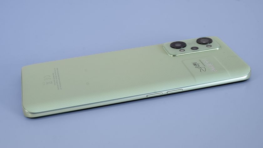 Realme GT 2 vanaf de achterkant bekeken