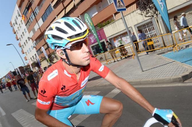 Vincenzo Nibali rolls to the start