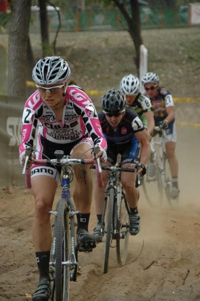 Natasha Elliot (Garneau-Club Chaussures-Ogilvy) leads the chase to catch Georgia Gould.