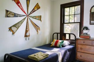 bedroom with pennant pinwheel wall