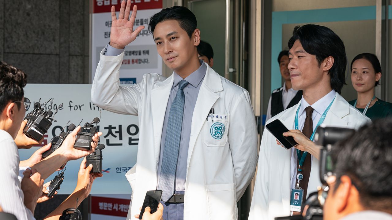 Ju Ji-hoon as Baek Kang-hyuk, left, in The Trauma Code: Heroes on Call