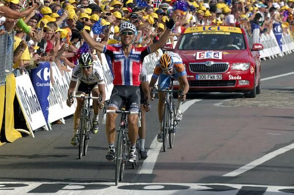 After being denied a chance the previous day to sprint for stage glory, Thor Hushovd (Cervelo TestTeam) takes a dramatic win in Porte du Hainaut.