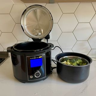 Steaming broccoli Drew & Cole Cleverchef Pro Multicooker