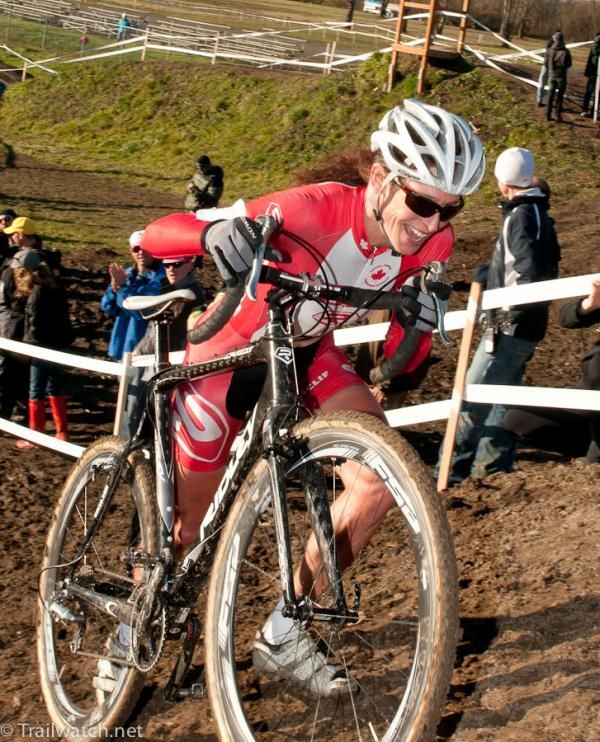 Canadian Champion (Ridley-FSA) pushing her bike on the run-up.