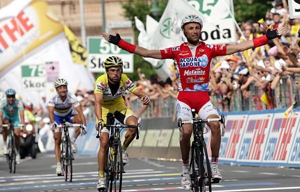 Stefano Garzelli (Acqua &amp; Sapone-Caff&egrave; Mokambo) wins.