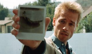 Memento Guy Pearce shows a photograph to the camera