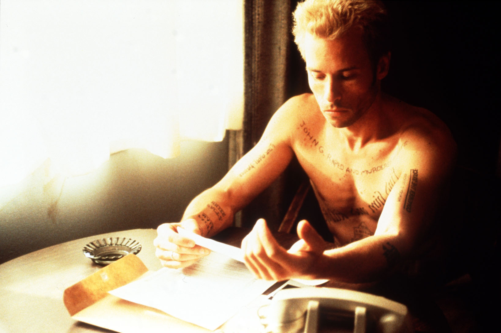 TV tonight Guy Pearce as Leonard.