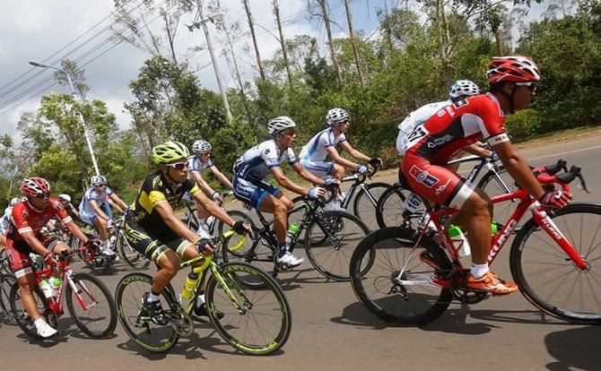 The peloton during stage 1