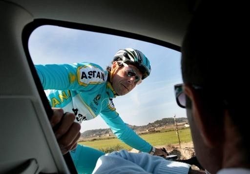 Kl&ouml;den talks with Astana looks in the team car