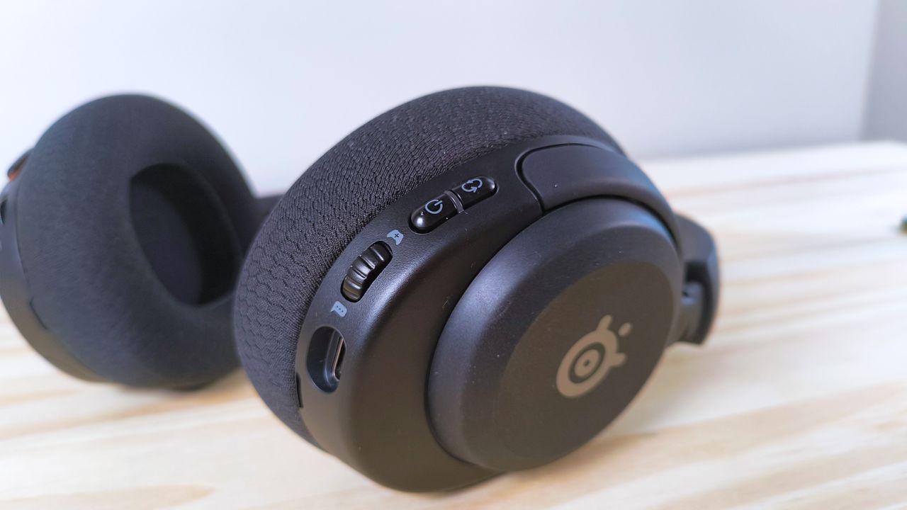 Close up of the buttons on the right side of the SteelSeries Arctis Nova 5X