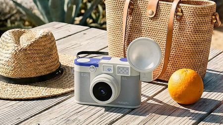 Chuzhao M3 Gray on wooden bench next to hat, orange and canvas bag on a sunny day