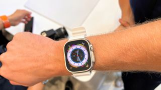 Die Apple Watch Ultra am Handgelenk