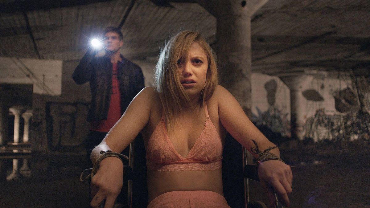 Maika Monroe as Jaime &quot;Jay&quot; Height and Jake Weary as Hugh in It Follows