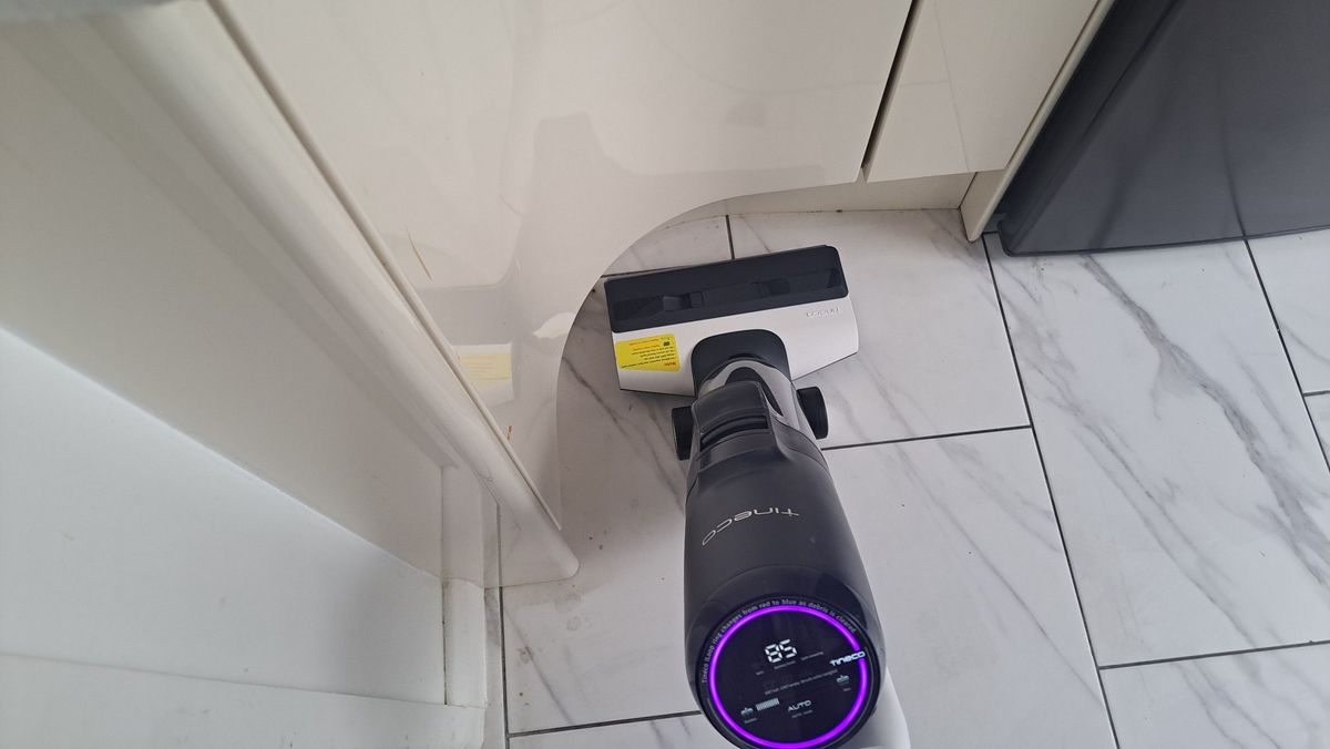 Tineco Floor One S5 Extreme Smart Cordless Wet-Dry Vacuum Cleaner in tricky area
