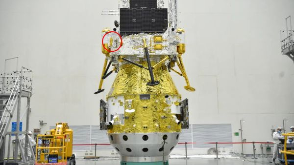 A sonda de retorno de amostras Chang'e 6 da Administração Espacial Nacional da China e seu mini-rover (circulado) vistos antes do lançamento para o outro lado da lua.