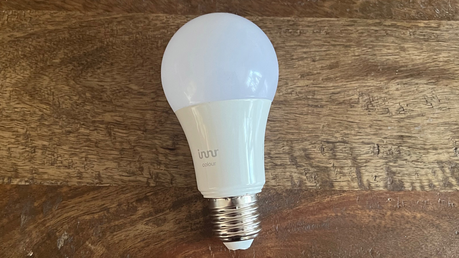 Warna Innr Smart Bulb di atas meja