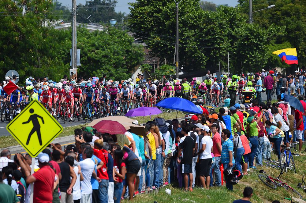 Fans line the route of stage 1 at Colombia Oro y Paz