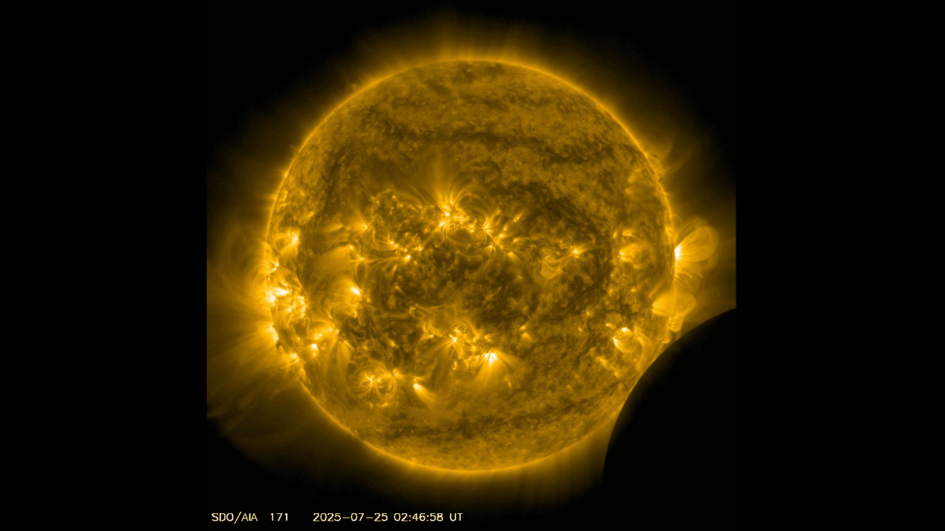 NASA spacecraft snaps images of lunar transit and Earth eclipse on the same day