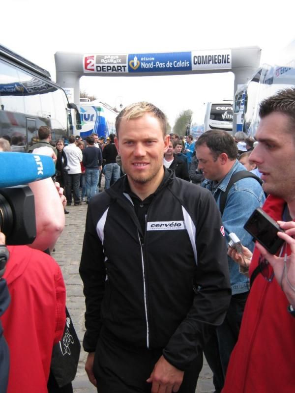 Thor Hushovd (Cervelo TestTeam) walks to the team presentation