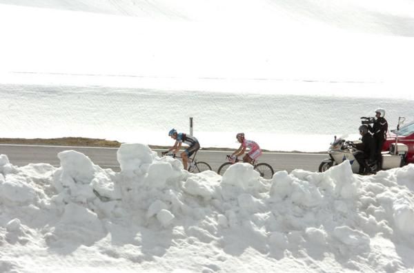 Hesjedal leads Rodriguez through the snow on the Stelvio