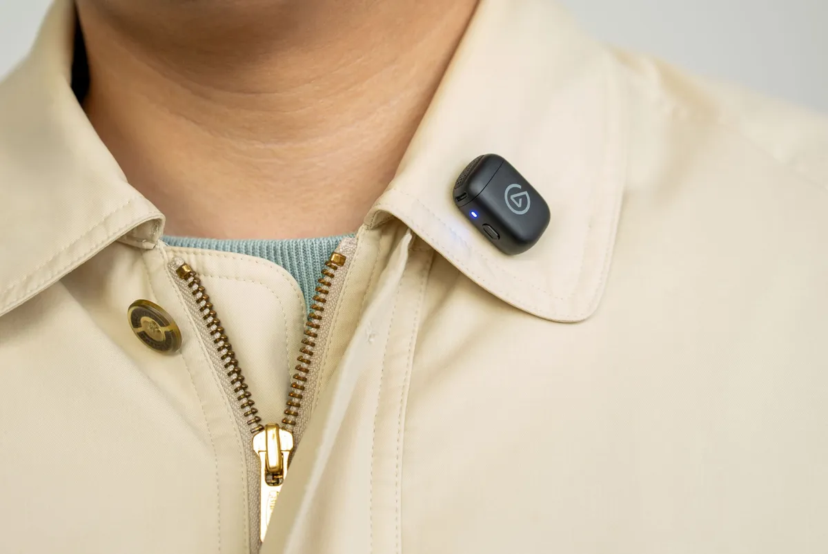Микрофон Elgato Wave Go закреплен на одежде в режиме клипсы