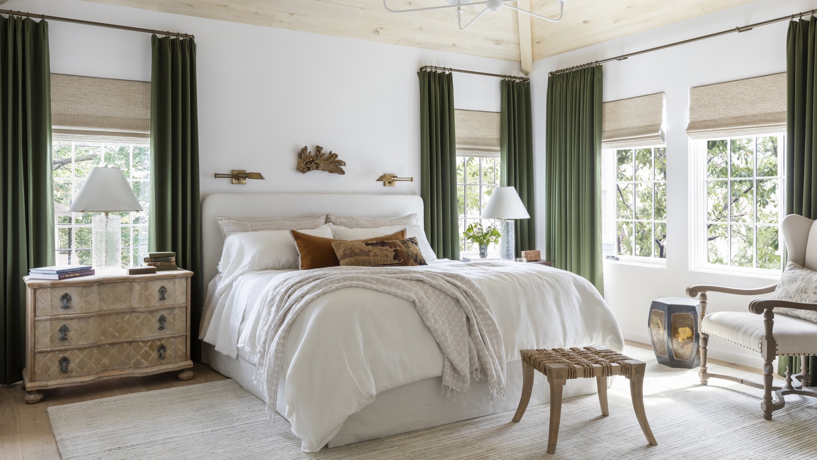 How To Choose The Right Size Area Rug For Your Bedroom Homes Gardens how-to-choose-the-right-size-area-rug-for-your-bedroom-homes-gardens
