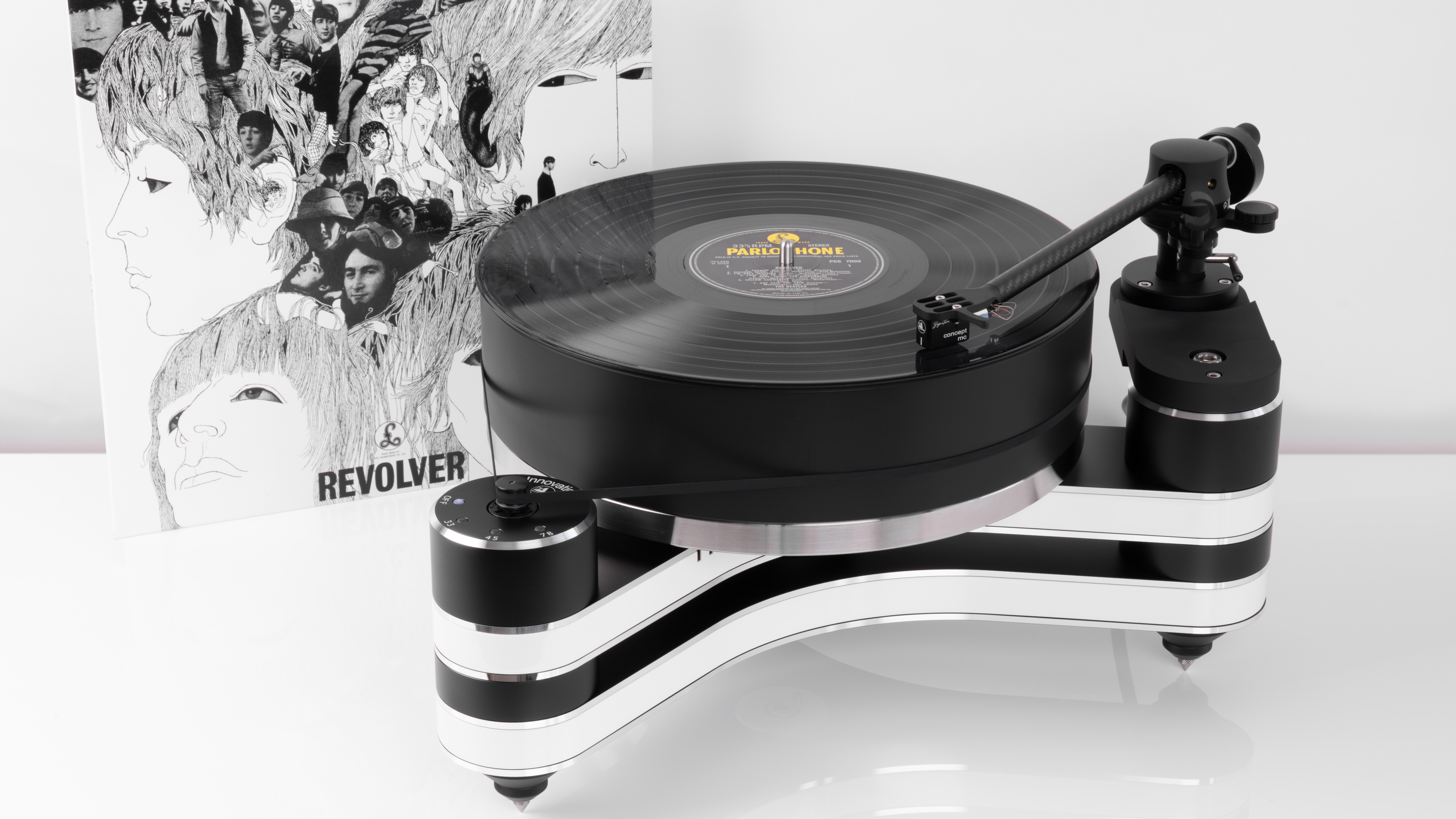 Clearaudio Innovation turntable Revolver edition alongside the album itself