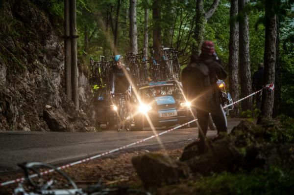 Eisel leads a hidden Mark Cavendish through the mountains on stage 15