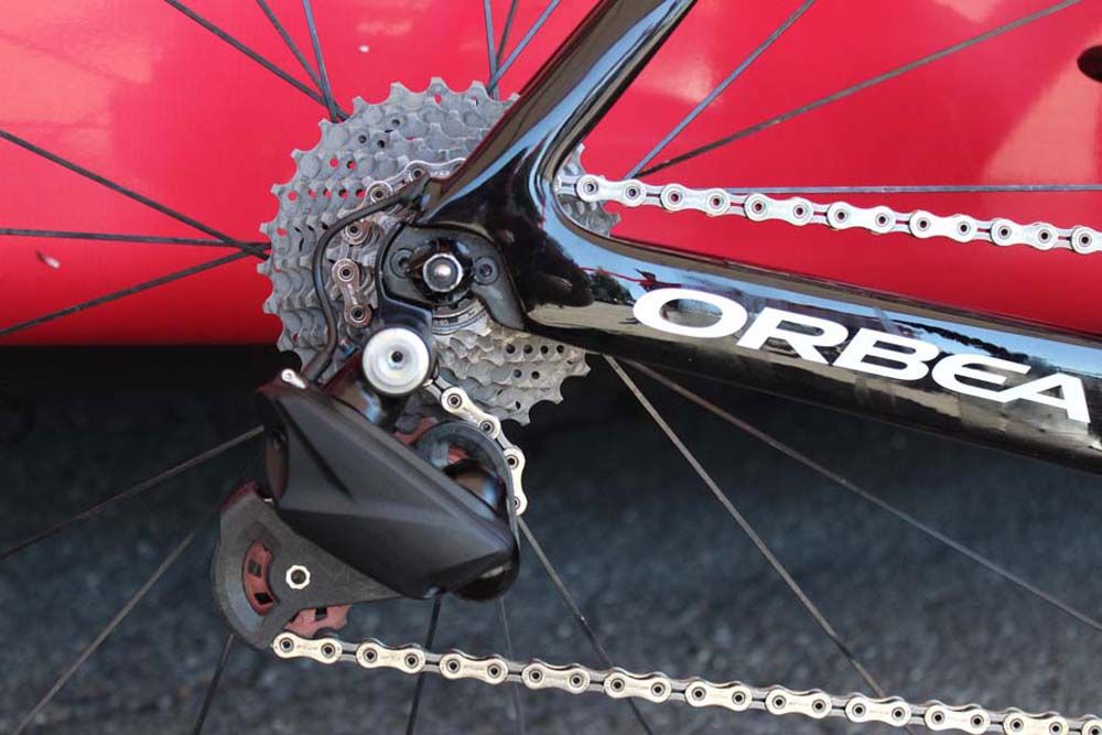 The FSA rear gears is connected to a central battery by a cable