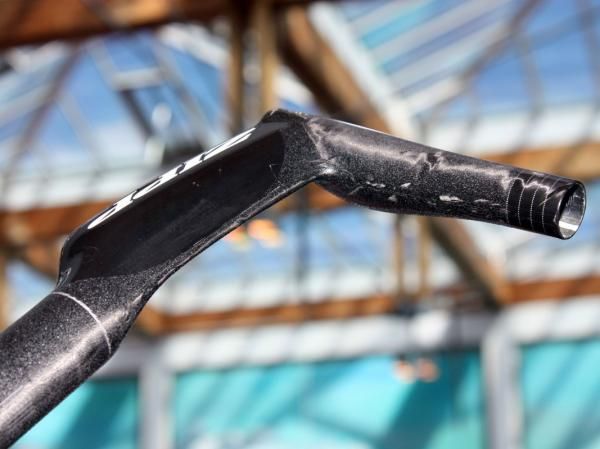 Textured surfaces make for more secure stem and hand grip.