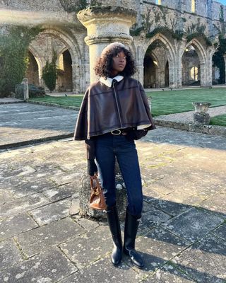 woman wearing high rise skinny jeans and belt