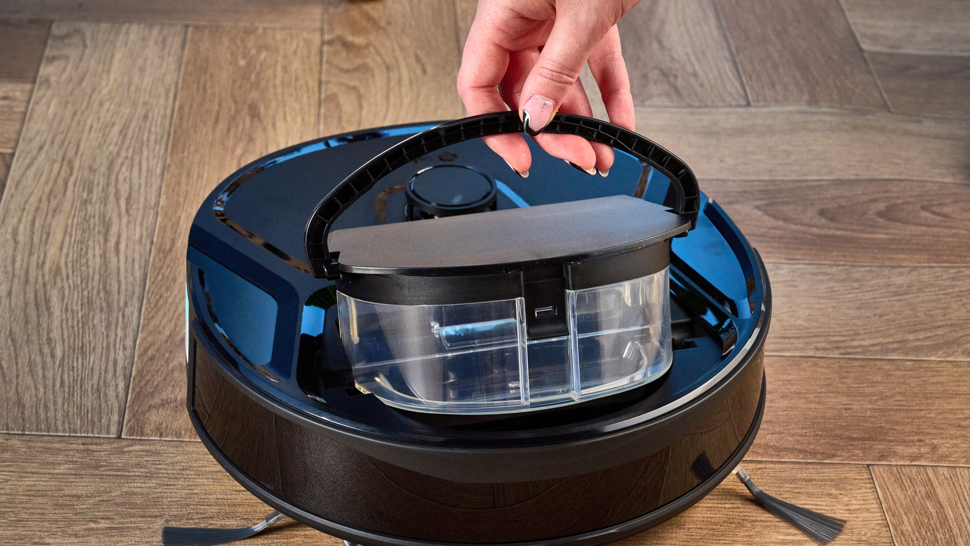 Dustbin of the Lefant M210 Pro OMNI photographed in front of a blue background