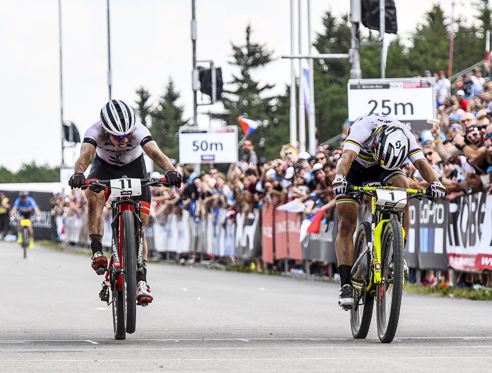 Photo finish sprint for Nino Schurter (Scott-SRAM MTB Racing) and Anton Cooper (Trek Factory Racing XC)