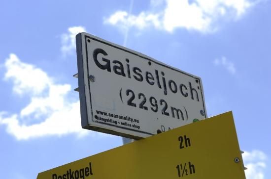 The sign at the top of the Gaiseljoch.