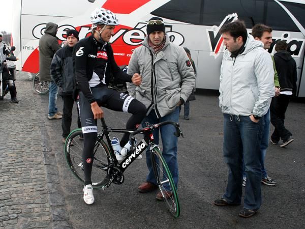 Haussler gives feedback about his tyres to a Vittoria engineer