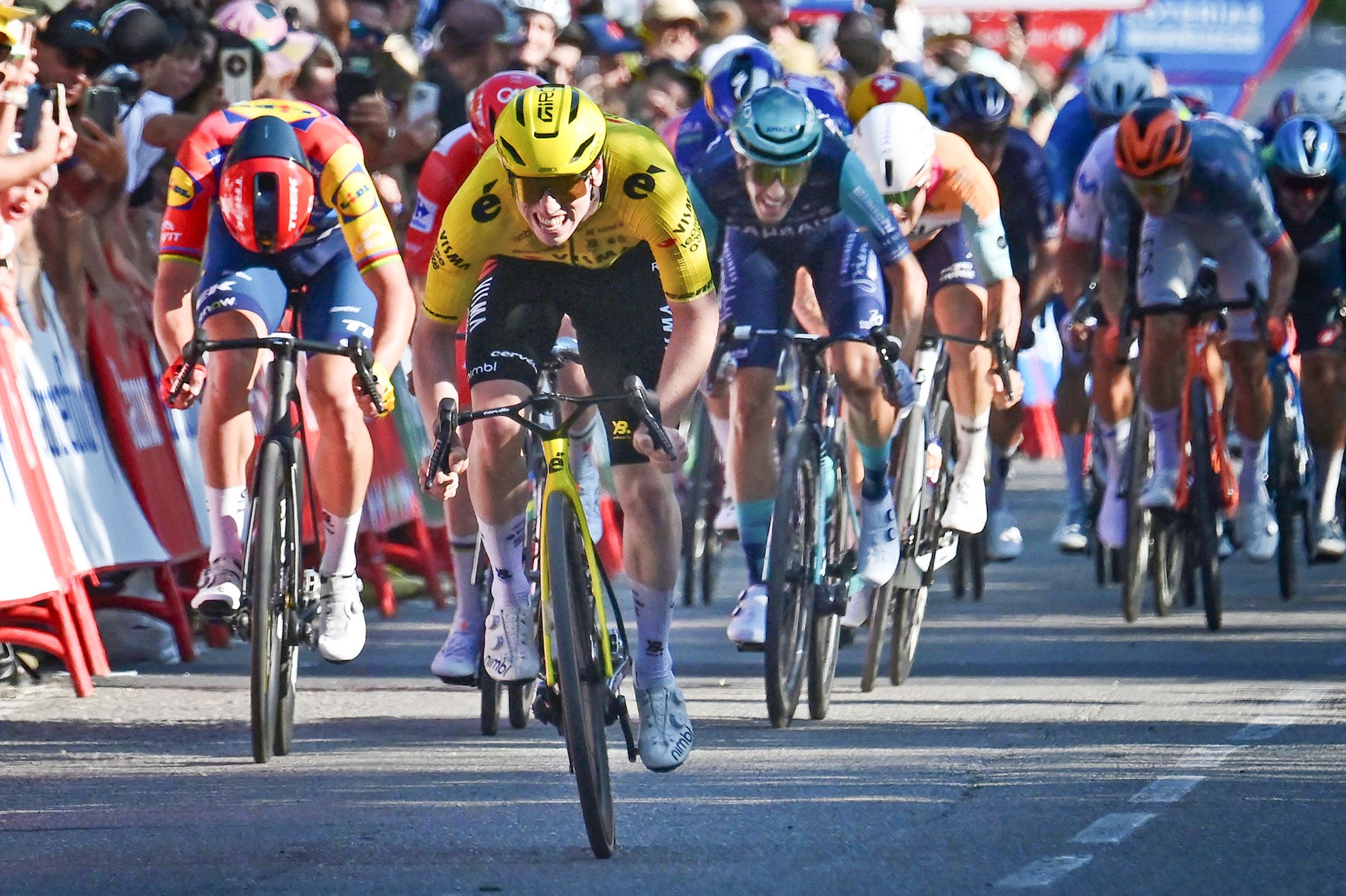 Un gruppo di ciclisti si scontrano durante una tappa della Vuelta a España, con un incidente grave che coinvolge il leader Tadej Pogačar