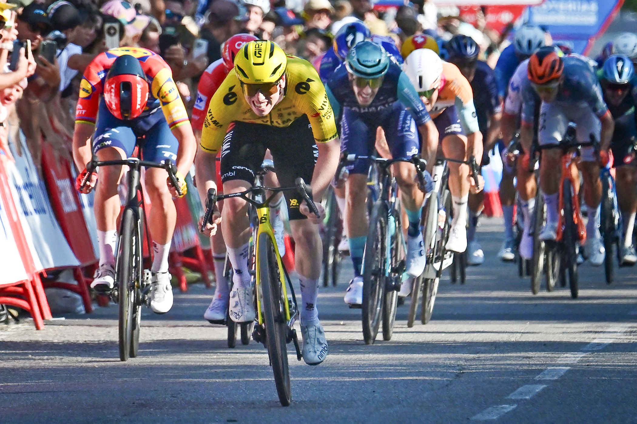 Matthew Brennan leads the peloton home to take a sprint victory on stage 2 of the 2026 Vuelta a Espa&ntilde;a