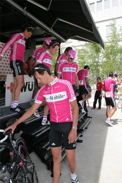 Andreas Kloden and the rest of the T-Mobile team