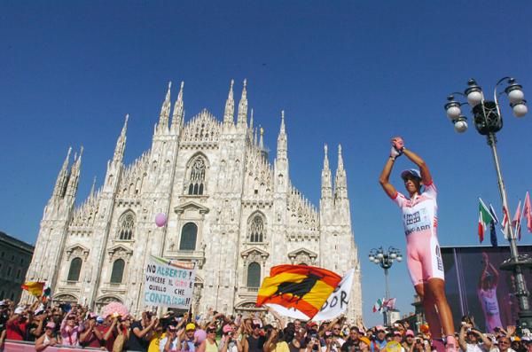 Giro champion Alberto Contador in front of Milan's Duomo.