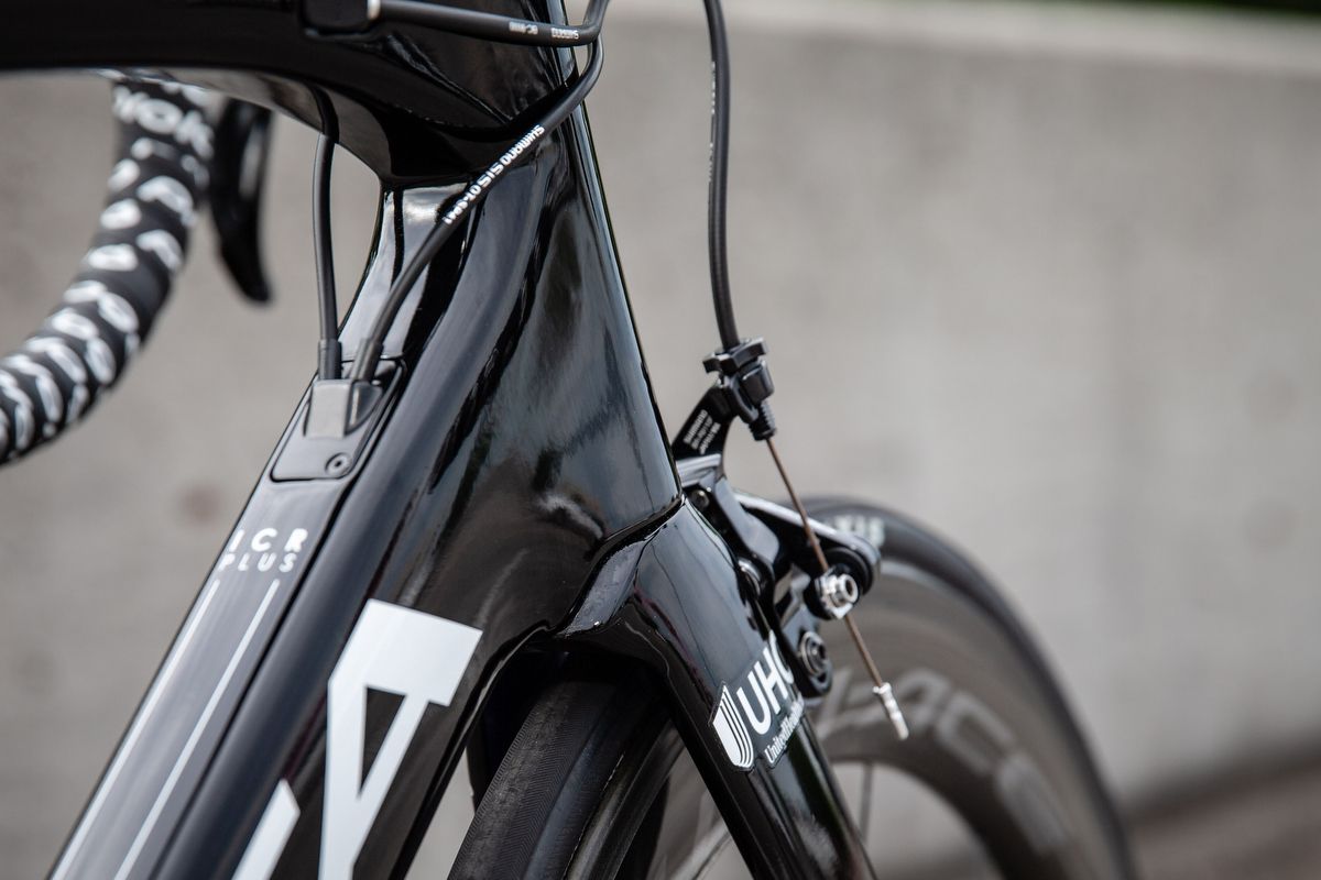 The Orca Aero fork crown is integrated into the top tube of the frame