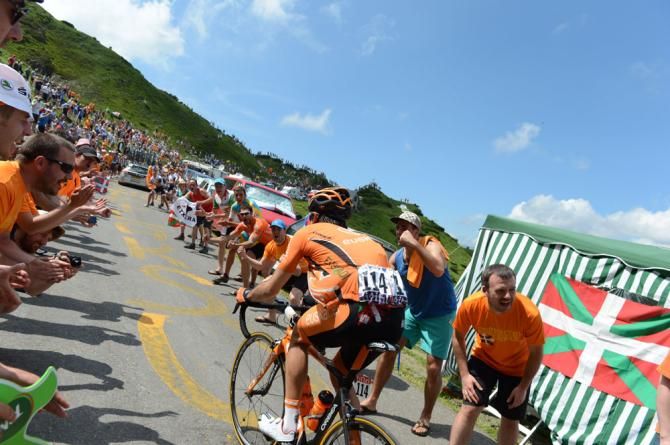 Jon Izaguirre (Euskaltel-Euskadi) gets encouragement from Basque fans