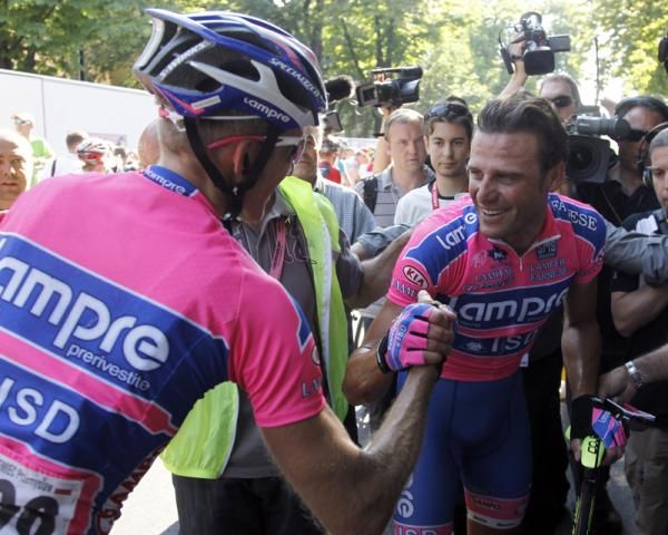 Alessandro Petacchi (Lampre - ISD) shakes the hand of one of his teammates