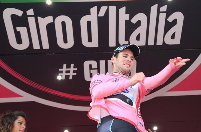 Mark Cavendish (Omega Pharma QuickStep) pulls on the maglia rosa