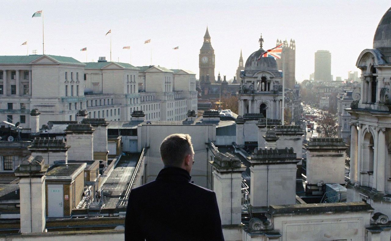 Daniel Craig as James Bond surveys London in Sam Mendes&#039;s Skyfall (2012).