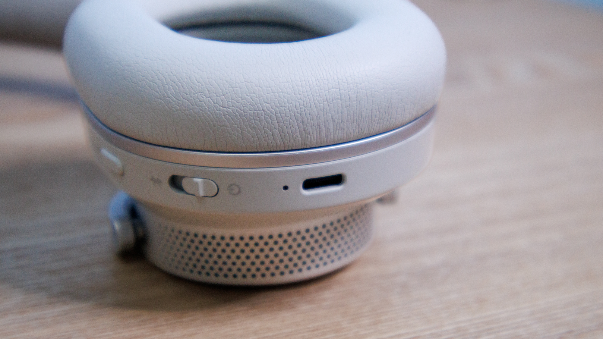 The USB-C connection on the Cambridge Audio Melomania P100 SE headphones.