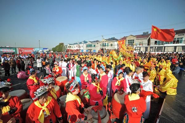 There was plenty of entertainment near the start line before the race begun