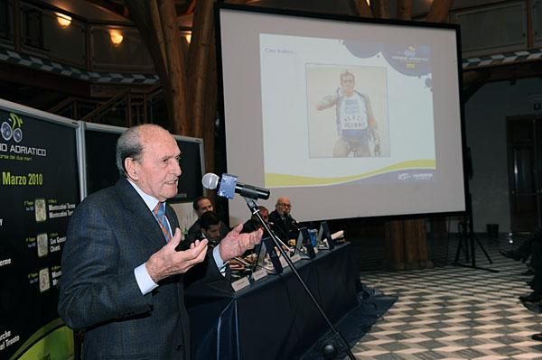 Alfredo Martini speaks about the late Franco Ballerini at the presentation.