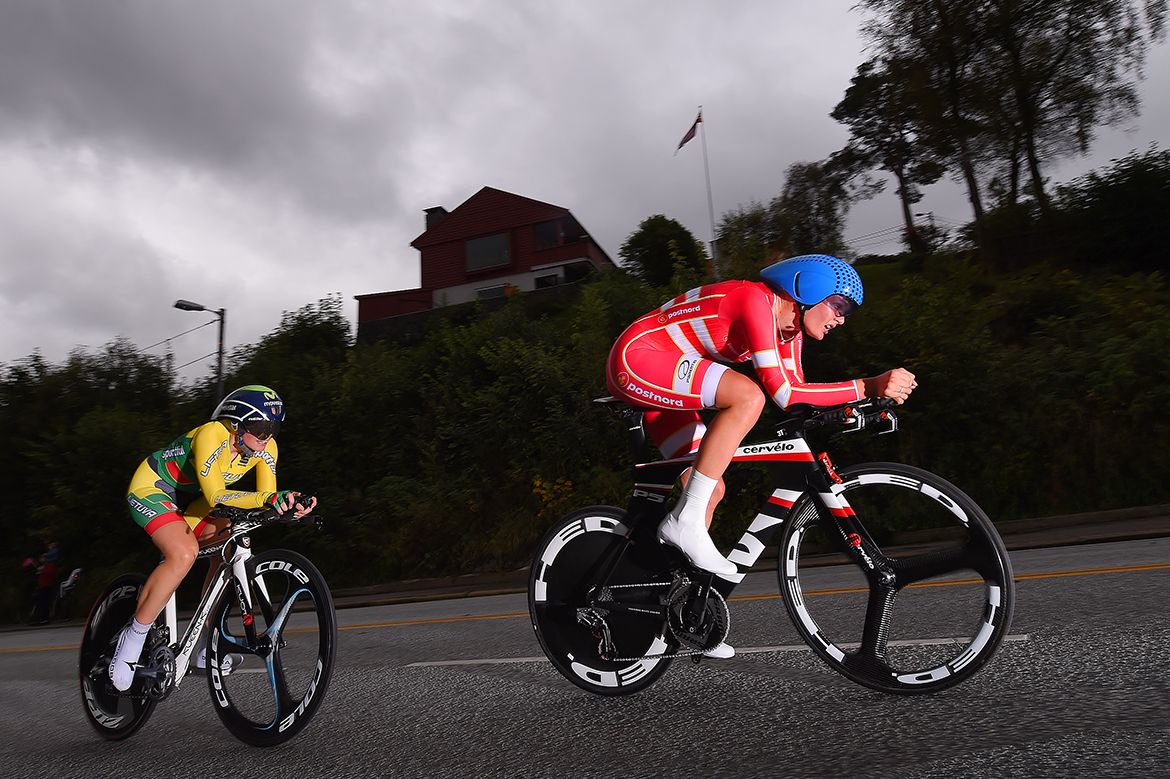 Pernille Mathiesen (Denmark) passes Justina Jovaisyte (Lithuania)