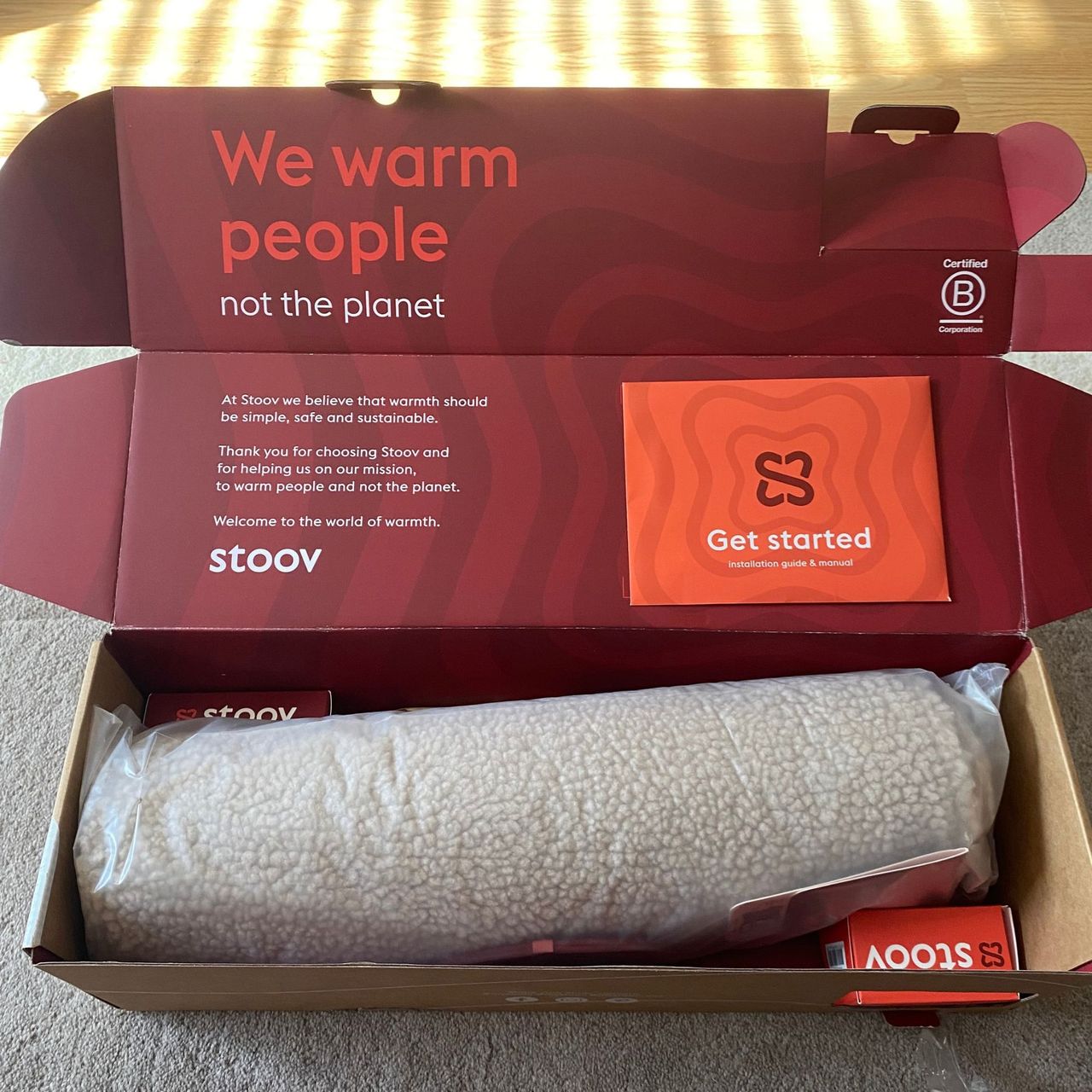 Opening the box of the Stoov Big Hug3