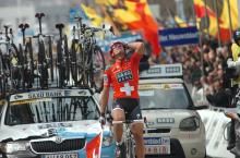 Cancellara salutes the skies